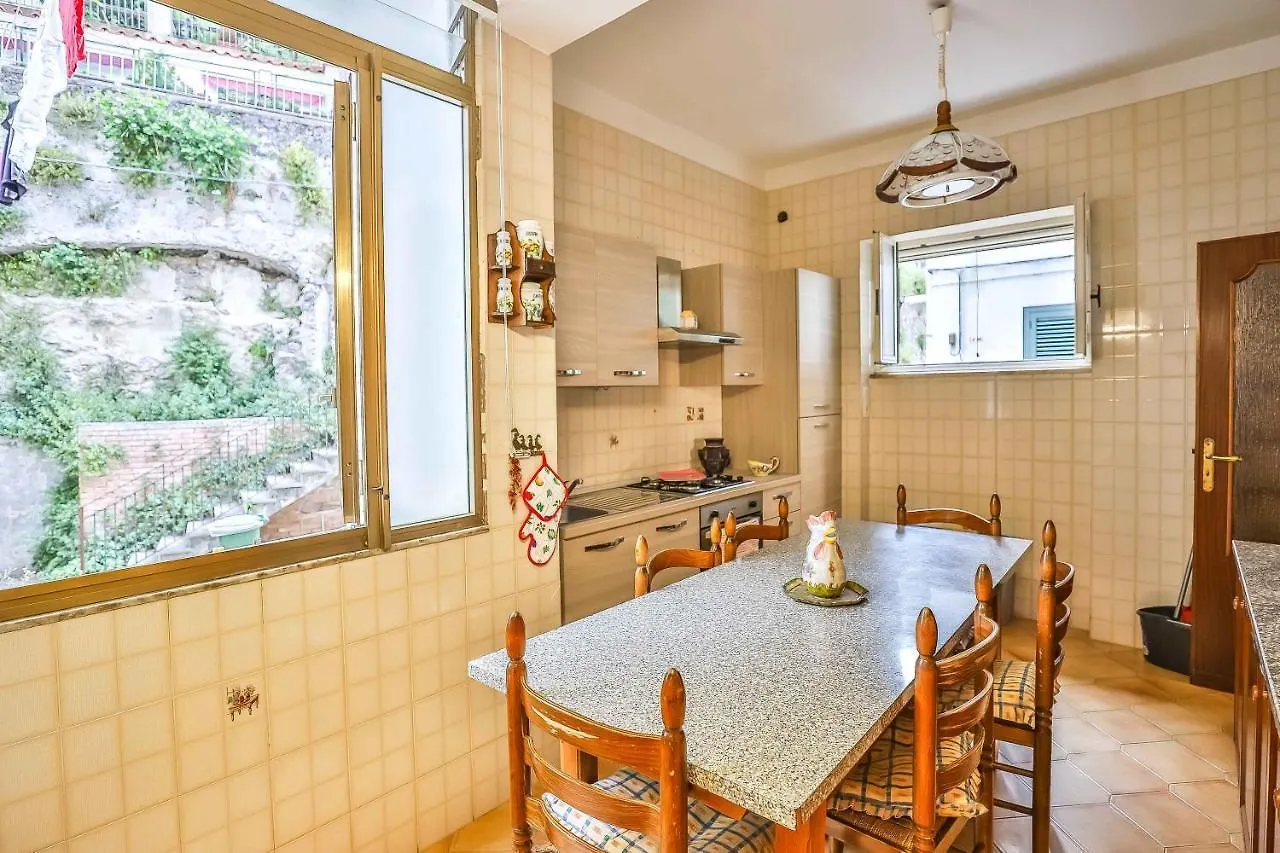 Apartment With 4 Bedrooms In Amalfi Itálie